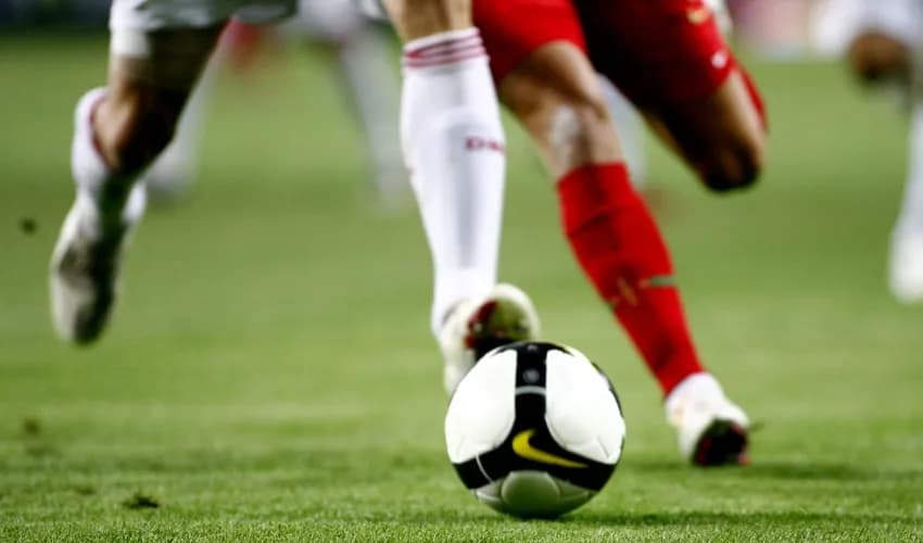 Piłka nożna co to? Poznaj zasady i historię tej pasjonującej gry