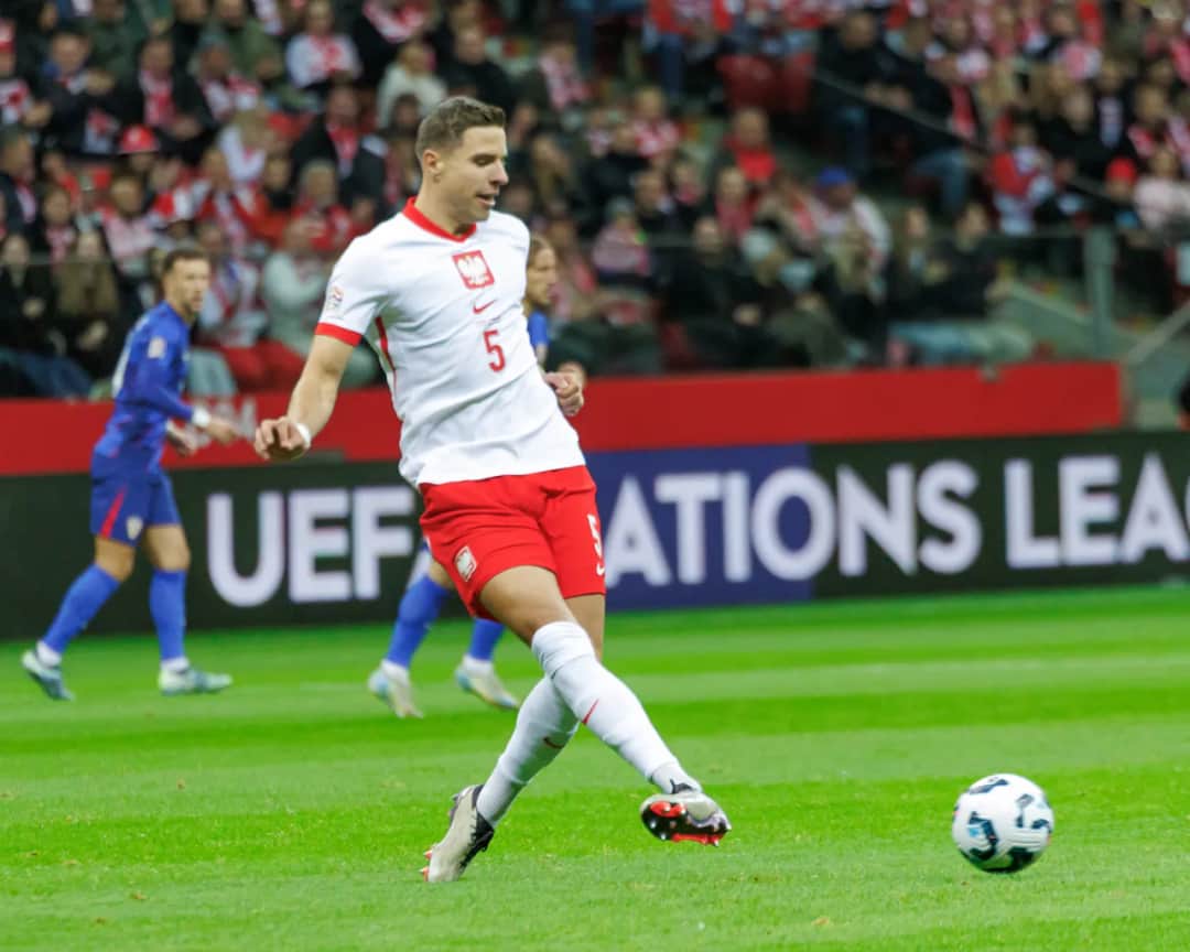 Zaskakujące zarobki Jana Bednarka – ile naprawdę zarabia piłkarz?