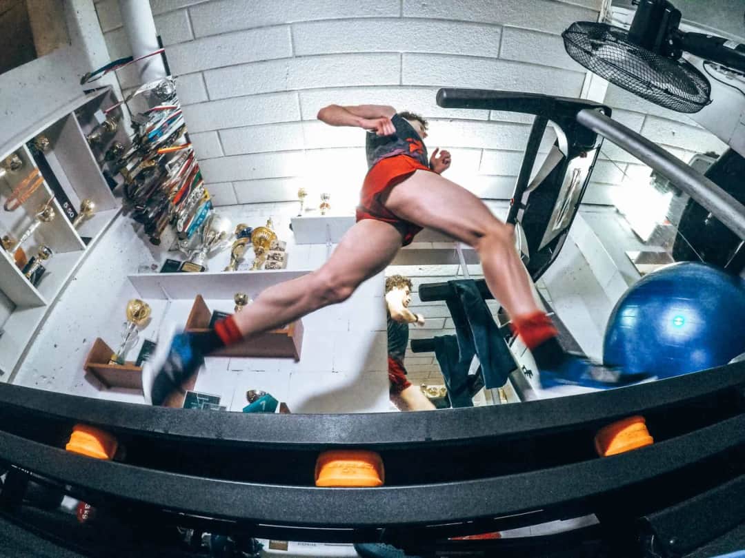 Jaka prędkość na bieżni? Odkryj idealne tempo dla swojego treningu