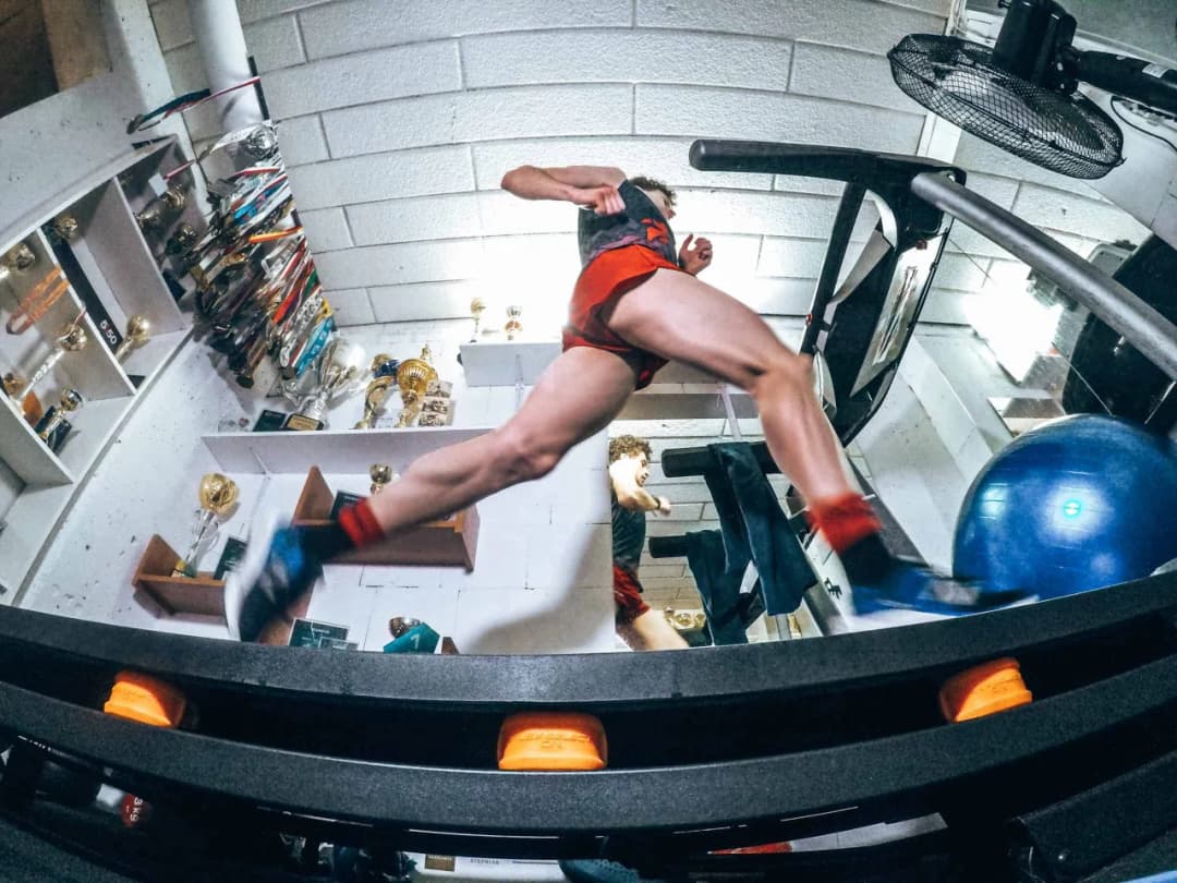 Jaka prędkość na bieżni? Odkryj idealne tempo dla swojego treningu