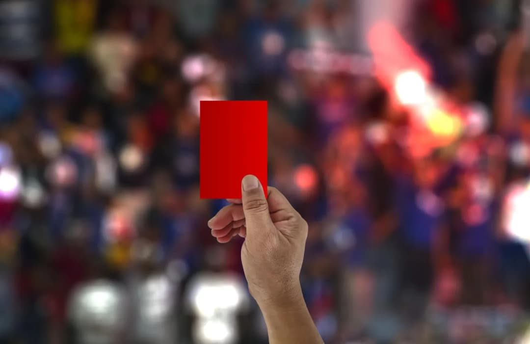 Co oznacza czerwona kartka w piłce nożnej i jej konsekwencje?