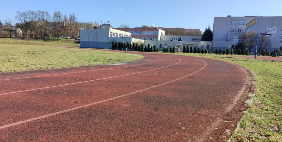 Ile metrów ma bieżnia na orliku? Sprawdź różnice w długości