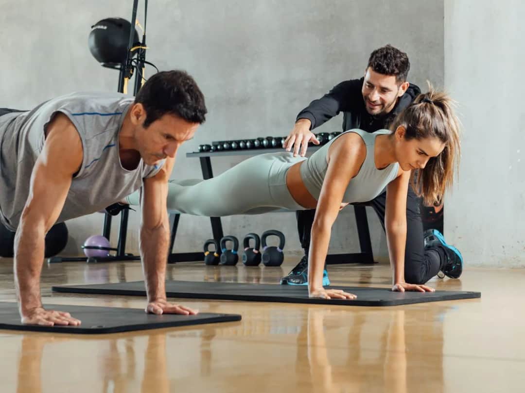 Trening funkcjonalny co to: poznaj korzyści i zastosowania w życiu