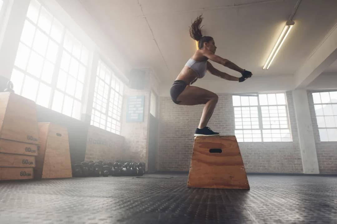 Cross trening co to? Poznaj jego korzyści i różnice z CrossFit